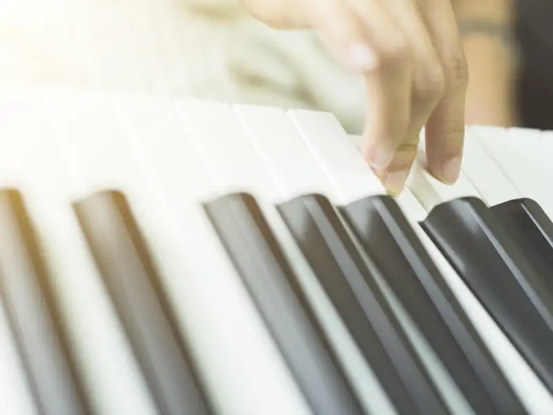 Hand spielt auf den Tasten eines Hammerflügels bei einem exklusiven Privatkonzert während einer Studienreise im Beethoven-Haus Bonn.