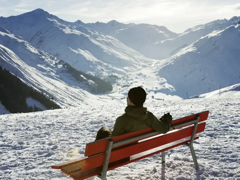 Auf unserer Silvesterreise genießen wir die weiten Blicke inmitten der Gebirgsketten in Andermatt und lassen uns von den atemberaubenden Schnee Landschaften verzaubern