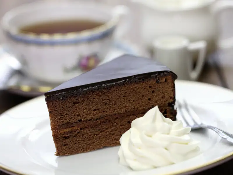 Entdecken Sie auf dieser Silvesterreise die österreichische Hauptstadt Wien. Sachertorte mit Schlagobers ist der Inbegriff der Wiener Kafeehauskultur.