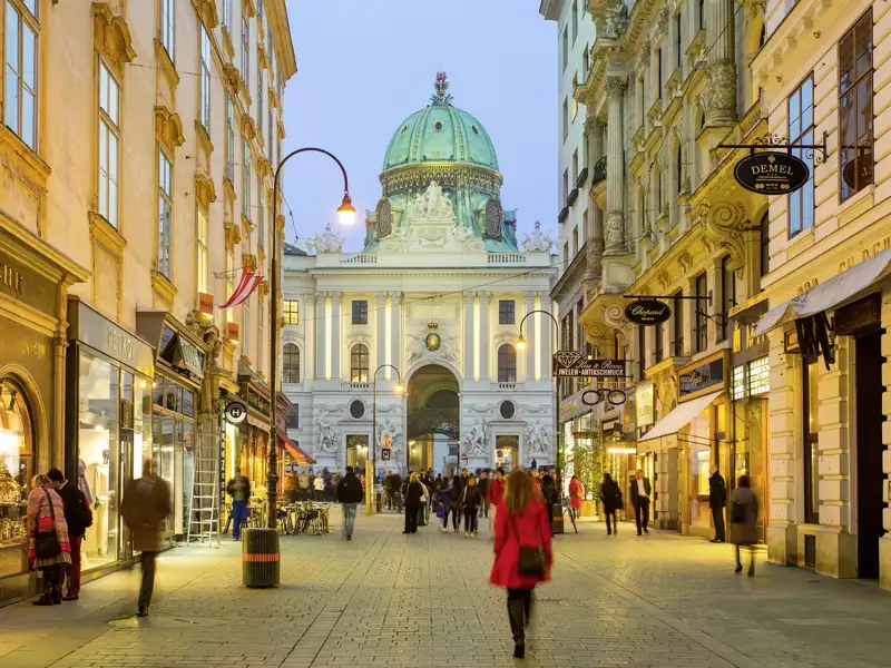 Entdecken Sie auf dieser Städtereise die österreichische Hauptstadt Wien. Die vornehme Einkaufsmeile Kohlmarkt führt direkt zur Hofburg.
