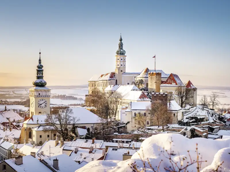 Auf unserer Silvesterreise nach Brünn besichtigen wir die Stadt Mikulov in Tschechien. Wenn wir Glück haben, spielt das Wetter mit und der Schnne glitzert auf dem Dach des Schlosses.