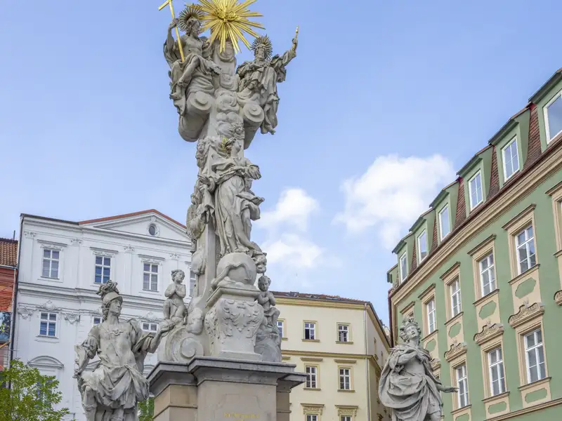 Auf unserer Silvesterreise tauchen wir tief in die Kultur und Geschichte ein und bestaunen die Dreifaltigkeitssäule auf dem Kohlmarkt.