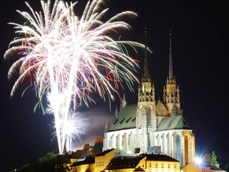 Ein helles Silvesterfeuerwerk erleuchtet den Nachthimmel über der gotischen Peter-und-Paul-Kathedrale in Brünn.