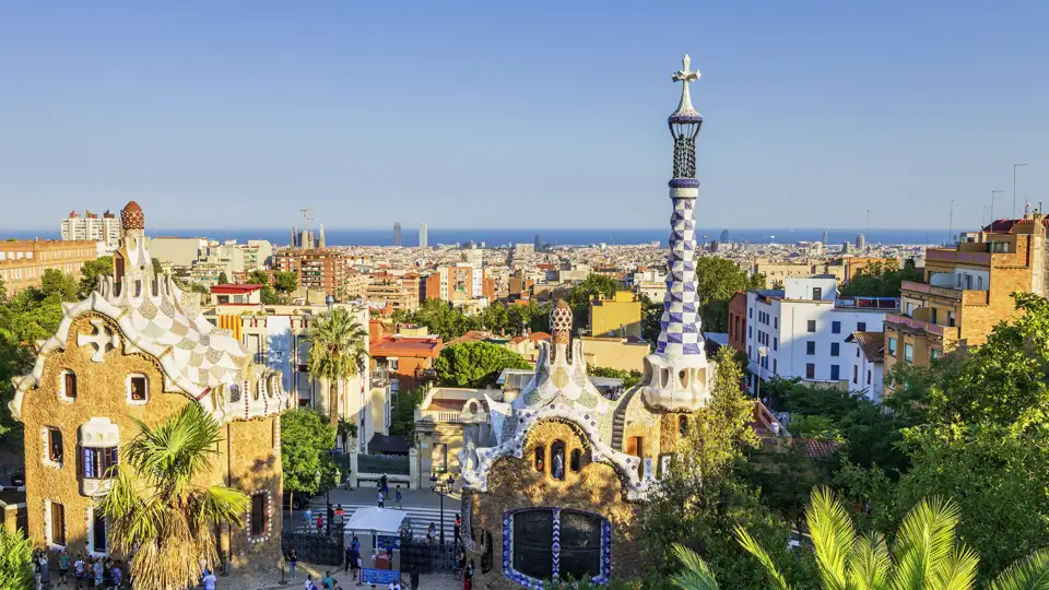 Auf unserer CityLights-Städtereise nach Barcelona erleben Sie in kleiner Gruppe mit Studiosus-Reiseleitung die Highlights der katalanischen Hauptstadt, etwa den Park Güell mit seinen einzigartigen Gebäuden und Türmen.