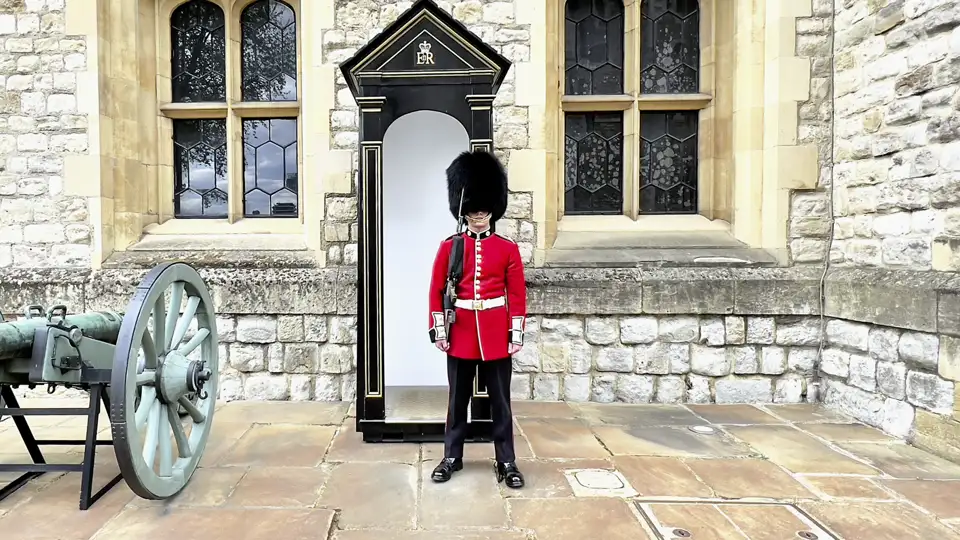 In London begegnet man den Grenadier-Gardisten als Wachposten, vor allem rund um den Buckingham Palace. Selfies machen ist ok, anfassen oder gar im Weg stehen gar nicht.