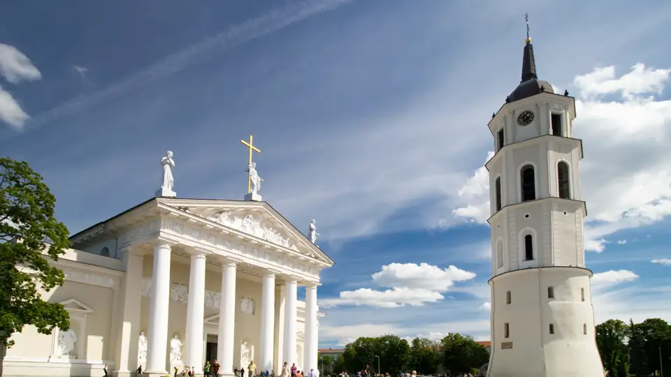 Die Kathedrale von Vilnius und ihr Glockenturm unter blauem Himmel.