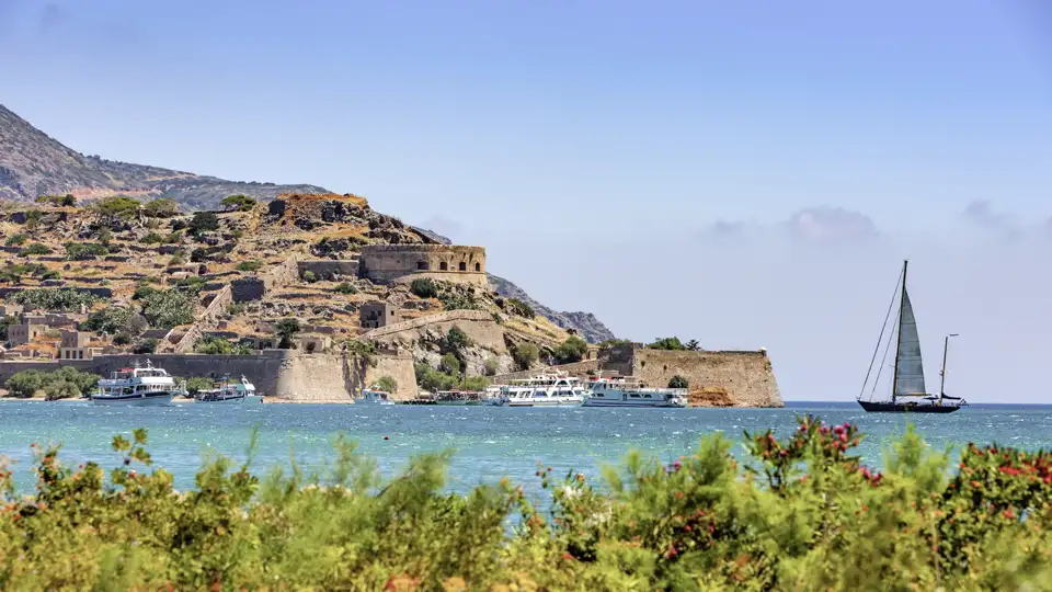 Zum Programm unserer Singlereise nach Kreta gehört eine Bootsfahrt nach Spinalonga.