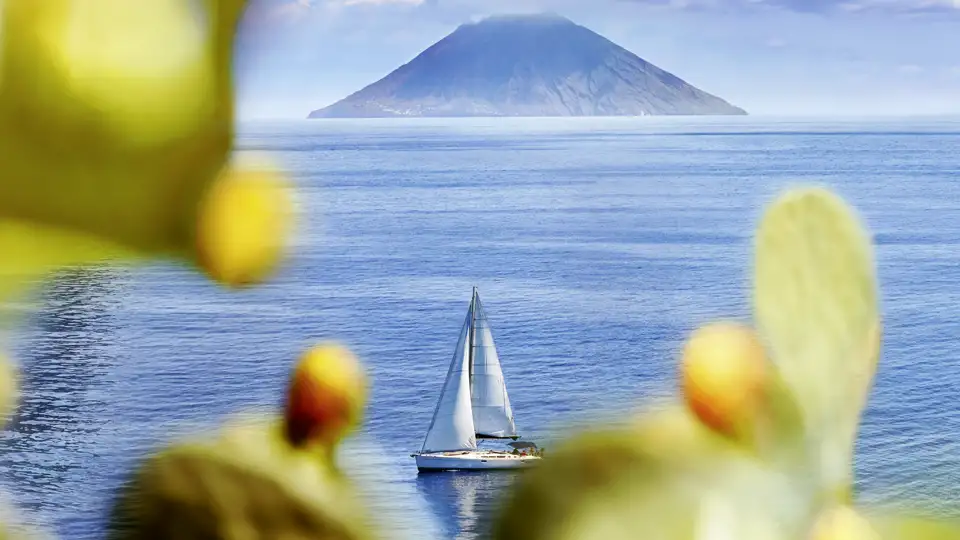 Ein Highlight auf unserer Studiosus-Reise für Singles und Alleinreisende auf die Äolischen Inseln ist der Stromboli. Immer wieder erhaschen wir beeindruckende Blicke auf diesen aktiven Vulkan.