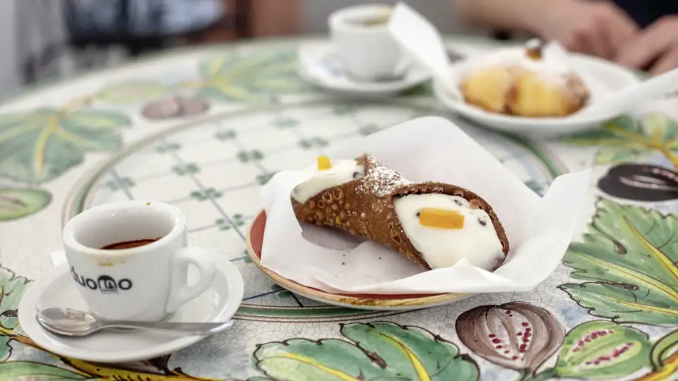 Ein Cannolo mit Ricottafüllung und dazu ein Espresso - das und mehr können wir auf unserer Singlereise nach Sizilien genießen.