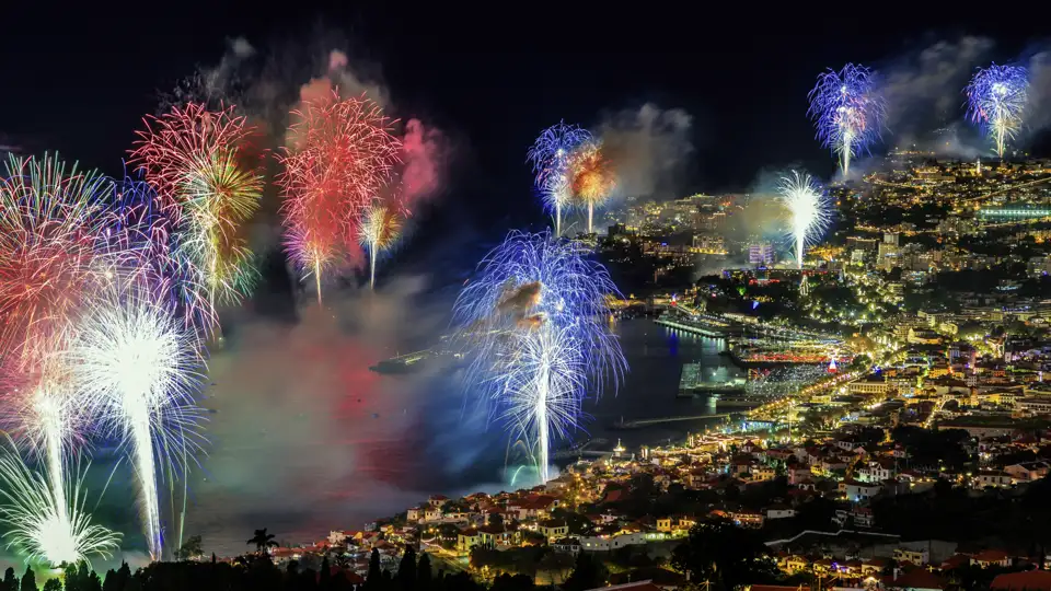 Auf unserer me&more-Silversterreise für Singles und Alleinreisende bestaunen wir gemeinsam das spektakuläre Feuerwerk auf Madeira.
