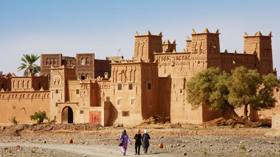Eine der schönsten Lehmburgen in Marokko: die Kasbah Amerhidil in Skoura. Auf unserer Rundreise für Singles und Alleinreisende durch das Land sind wir auch auf der Straße der Kasbahs unterwegs.
