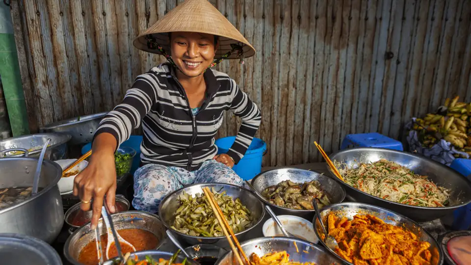 Auf unserer Studienreise für Singles und Alleinreisende durch Vietnam kosten wir die würzige Küche Südostasiens.