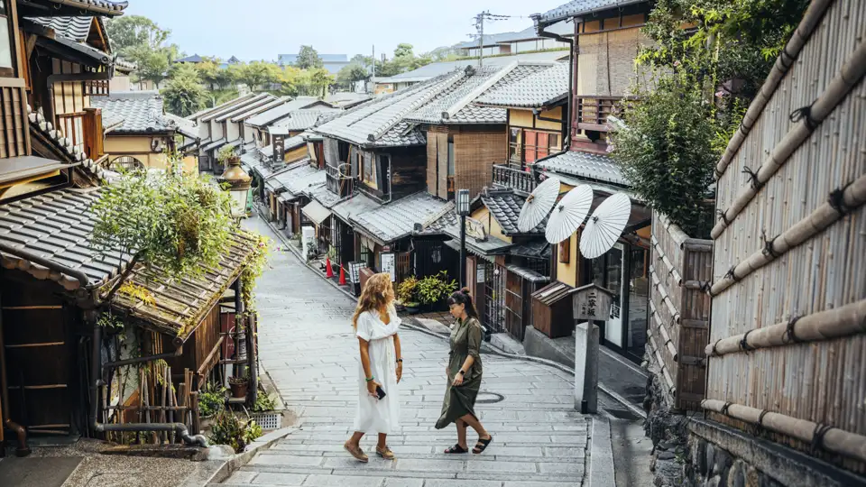 Gemeinsam erkunden wir auf dieser Japanreise für Singles und Alleinreisende die historischen kleinen Gassen von Kyoto mit ihrer traditionellen Architektur.