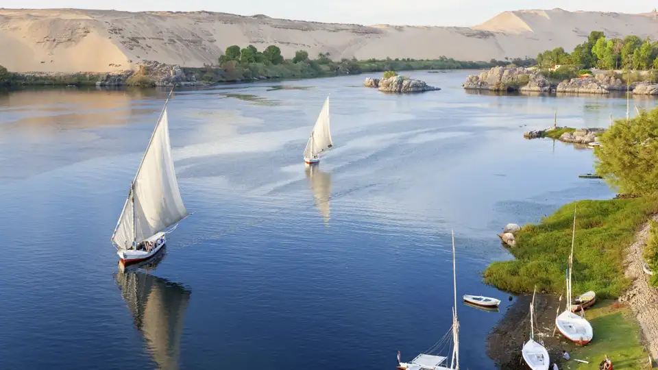 Während unserer Studienreise mit Nilkreuzfahrt nach Ägypten haben wir auch die Gelegenheit, mit einer klassischen Feluke über den Nil zu gleiten.