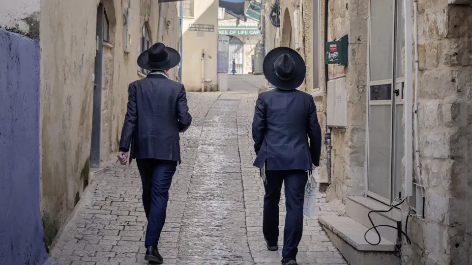 Israel besteht aus vielen faszinierenden Puzzleteilen, auf dieser Studienreise setzen wir sie zusammen. Gemeinsam sehen wir Land und Leute und bummeln durch die heilige Hauptstadt dreier Weltreligionen, den Zankapfel des Nahen Ostens: Jerusalem.