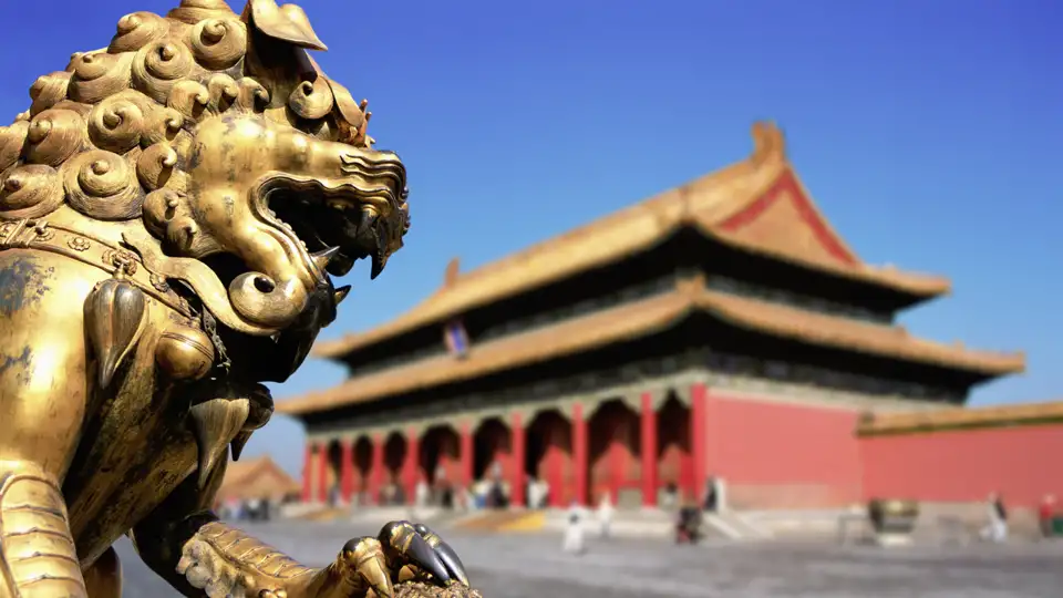Bei unserer ausführlichsten Studiosus-Reise nach China kommen Sie auch in die Verbotene Stadt in Beijing und sehen den goldfarbenen Löwen vor dem roten Empfangspavillon des Kaisers.