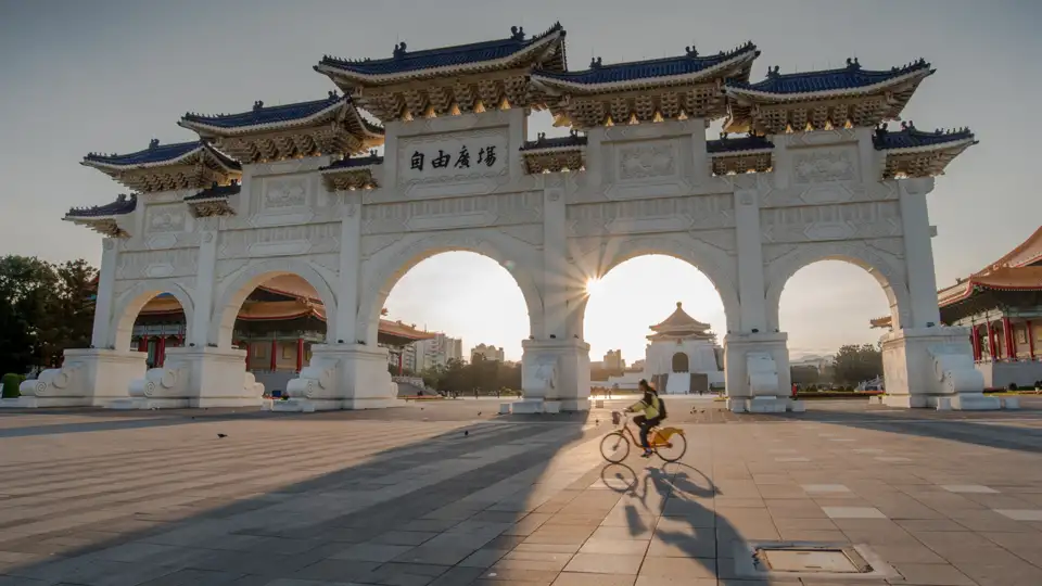 Diese Studienreise nach Taiwan und Südkorea hat ihren Auftakt in Taipeh, wo wir die Chiang-Kai-shek-Gedächtnishalle besuchen.