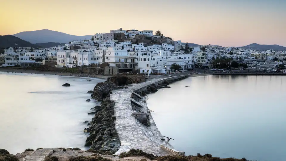 Mit der Fähre erreichen wir die erste Kykladeninsel auf unserer Gruppenreise: Bergdörfer, Strände, Buchten – Naxos hat viel zu bieten!