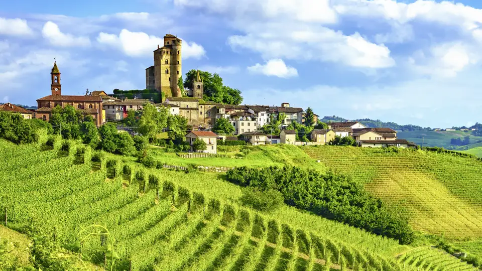 Viele kleine Dörfer thronen auf den mit Weinbergen bewachsenen Hügeln. Auf unserer smart&small-Reise in kleiner Gruppe ins Piemont bekommen wir viele davon zu sehen und lassen es uns gut gehen.