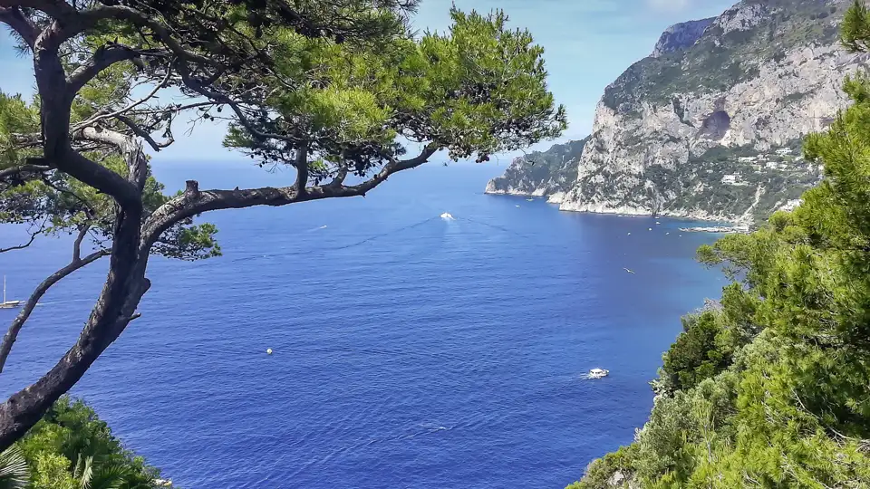 Ein Schiff bringt uns hinüber zur Insel Capri. Von der Villa Lysis genießen wir die Aussicht auf das tiefblaue Meer.