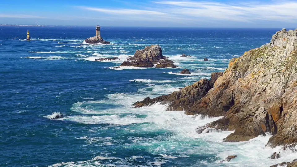 An der Pointe du Raz machen wir uns auf einen kleinen Spaziergang und werden währenddessen vom Wind kräftig durchgepustet.