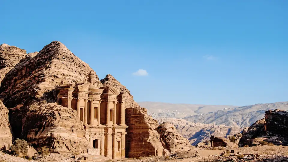 Nicht fehlen darf auf unserer Rundreise durch Jordanien die versteckte Stadt Petra in der Wüste