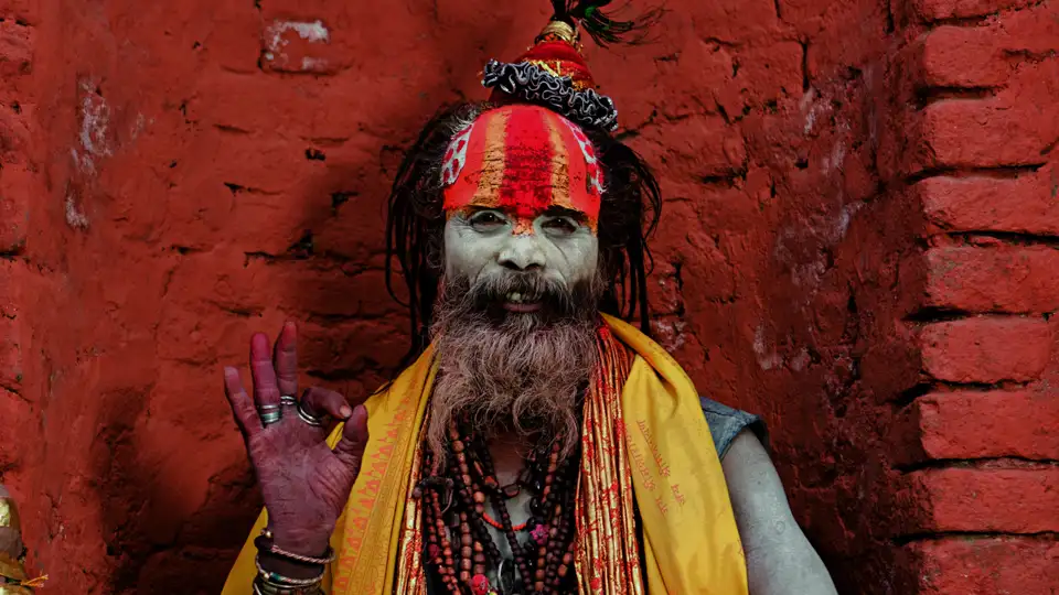 Auch Sadhus, Babas, Rishis - heilige Männer Nepals - begegnen uns auf unserer Studienreise Nepal - am Thron der Götter  im Kathmandutal. Bunte Gewänder, Halsketten und Asche im Gesicht, die Haare zu Dreadlocks verflochten, so ist ihr typisches Erscheinungsbild.