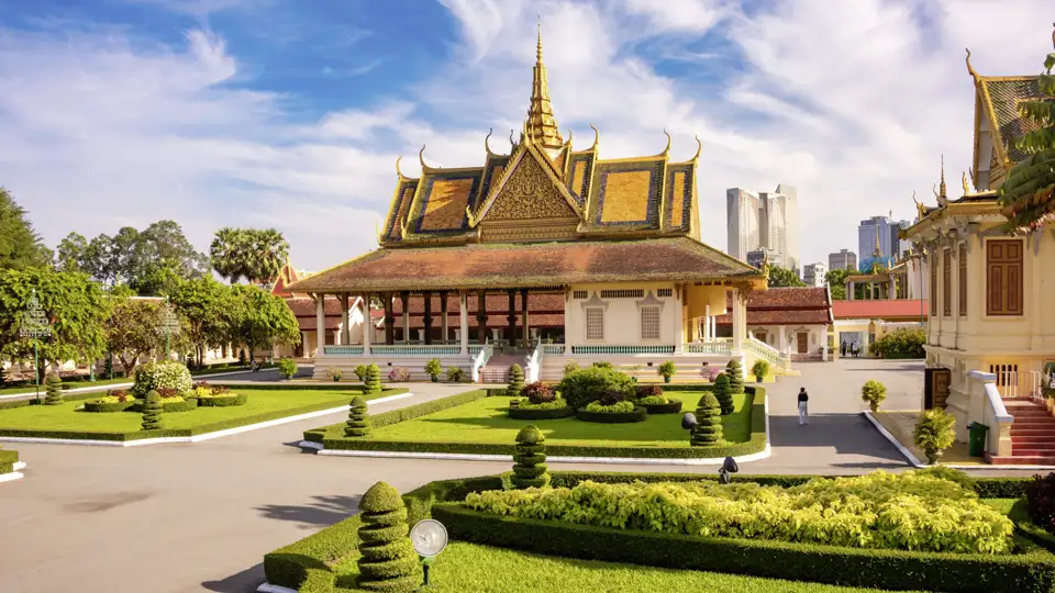 Erste Station in Phnom Penh: der Königspalast. Hier, wo König Norodom Sihamoni noch mit viel Glamour residiert, blicken wir hinter die Kulissen. Die wertvollsten Buddhas des Landes erwarten uns in der Silberpagode nebenan