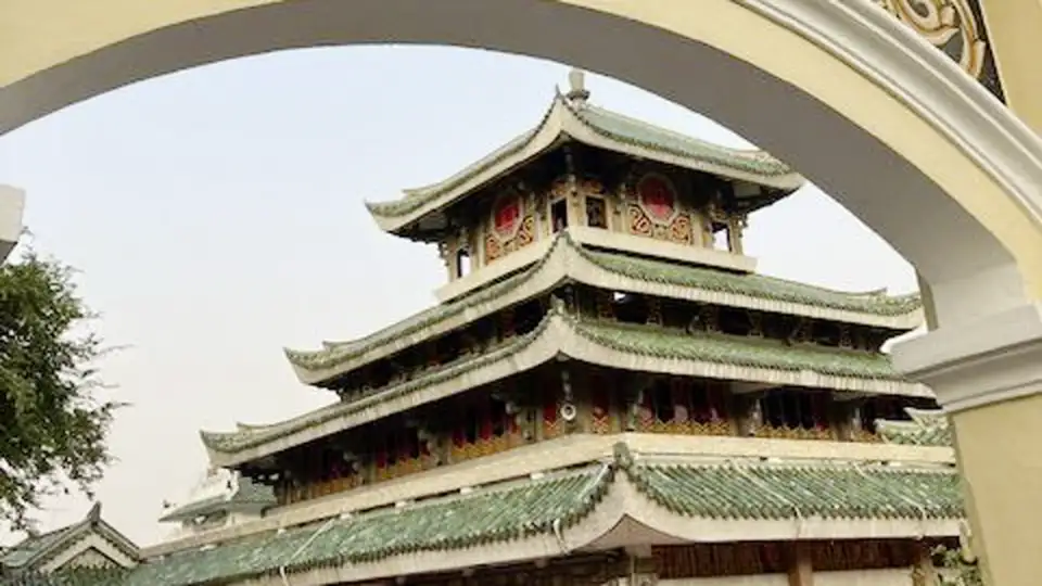 Aud unserer Studienreisen duch Vietnam und Kambodscha sehen wir auch den Ba Chua Xu Tempel in Chau Doc im Mekongdelta