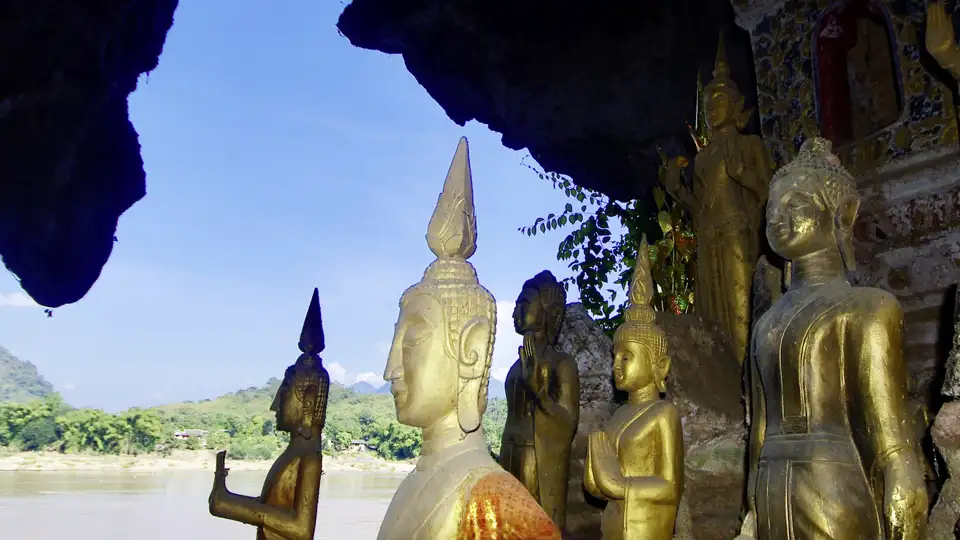 Es geht weiter auf dem Mekong: Unser Boot hält an den Höhlen von Pak Ou, wo unzählige Buddhas in allen Farben und Größen von der tiefen Gläubigkeit der Laoten zeugen.