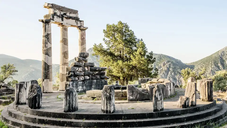 Eine Rundreise durch Griechenland wäre nichts ohne einen Besuch im antiken Zentrum der Welt – Delphi.