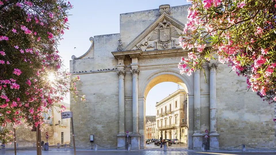 Vorhang auf bei unserer Studiosus-Reise durch Apulien für eine der schönsten Städte des Stiefels: Lecce, das "Florenz des Südens". Ein in cremeweißem Stein verewigtes Paradies erwartet uns hier zwischen barocken Fassaden, Skulpturen und Ornamenten.