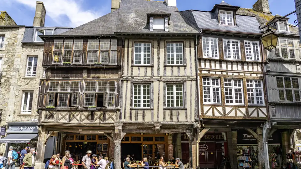 Typisch bretonisch und zum Verlieben romantisch: die Altstadt von Dinan – nur eine von vielen Etappen unserer Rundreise durch die Bretagne