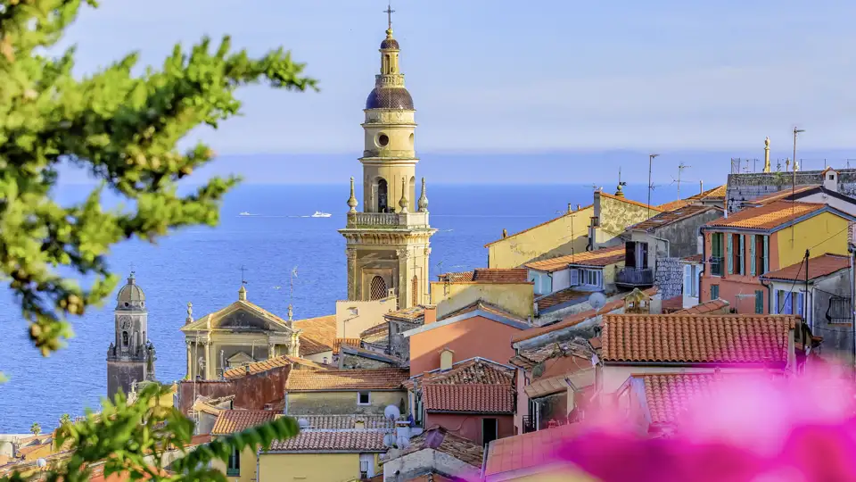 In Menton trifft italienisches Flair auf französischen Charme. Ihr Studiosus-Reiseleiter kennt die schönsten Winkel der malerischen Altstadt und führt Sie während unserer Studienreise an die Côte d'Azur in die farbenfrohe Markthalle, wo die kulinarischen Schätze der Region duftend und farbenfroh vereint sind.