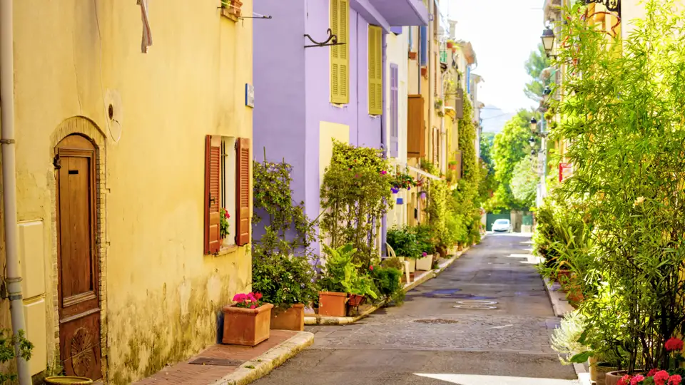 Stille Gassen, bunte Häuser – auf Ihrer Rundreise durch die Provence zeigt Ihnen Ihre Studiosus-Reiseleiterin immer wieder solch romantische Orte.