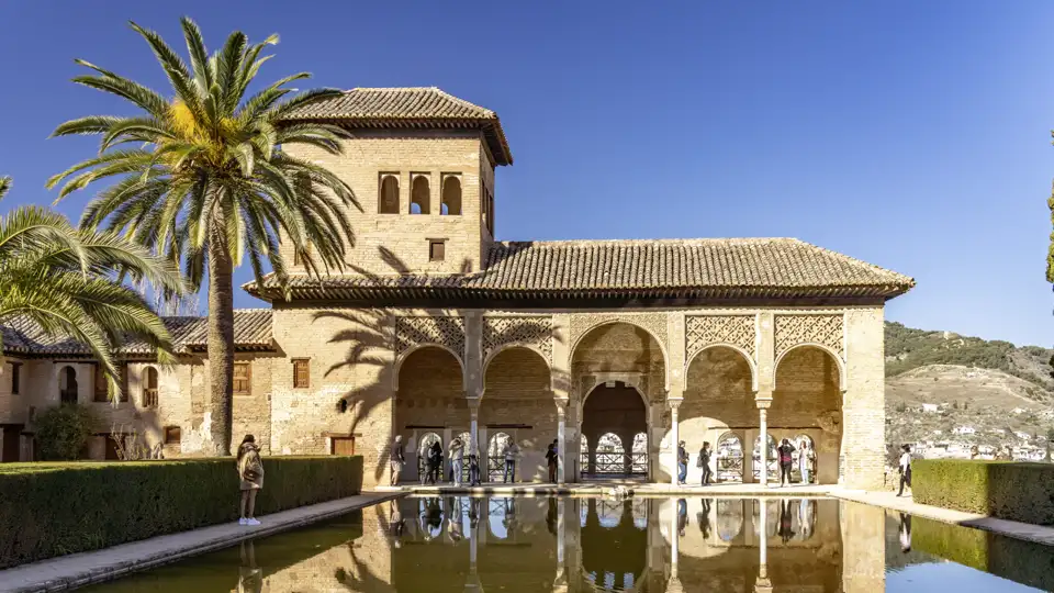 Einer der Höhepunkte unserer elftägigen klassischen Studienreise durch Andalusien ist der Besuch der Alhambra mit dem Partal-Palast und den Gärten des Generalife in Granada.
