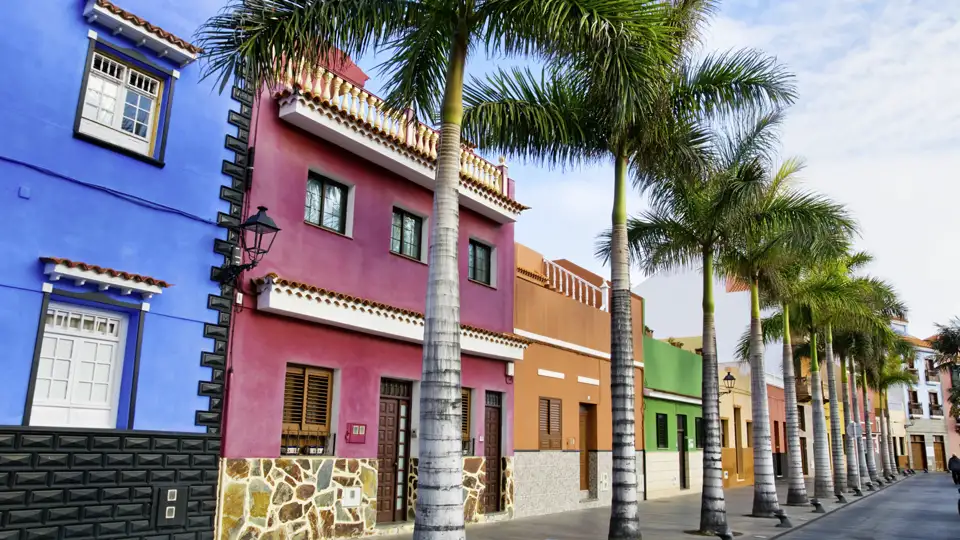 Während unserer Rundreise über die Kanarischen Inseln entdecken Sie gemeinsam mit Ihrem Studiosus-Reiseleiter das farbenfrohe Puerto de la Cruz auf Teneriffa.