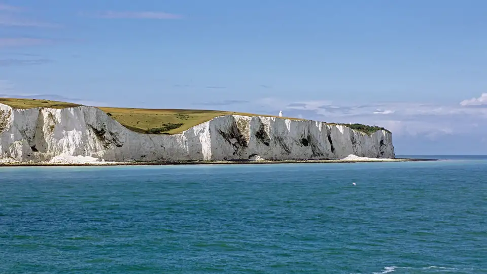 So sehen wir die Kreidefelsen von Dover von der Fähre aus. Wenn wir dabei wehmütig werden, war es eine schöne Zeit auf unserer Komfortbus-Studienreise nach Großbritannien.
