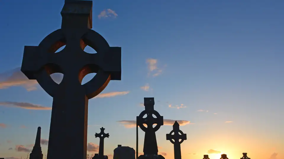 Auf unsrer Rundreise durch Irland und Nordirland sehen wir zahlreiche der typischen keltischen Hochkreuze. Das wohl schönste steht in Monasterboice, aber auch auf vielen Friedhöfen, wie hier im Abendlicht sind sie zahlreich zu finden.