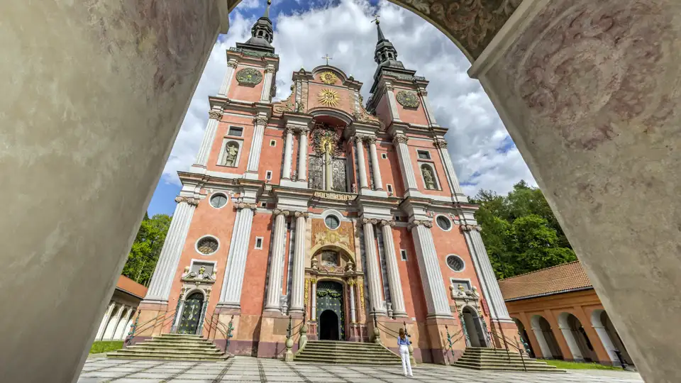 Unsere zehntägige Studienreise durch Polen führt uns auch nach Swieta Lipak (Heiligelinde), wo uns beim Besuch der barocken Wallfahrtskirche der Klang von fast 4000 Orgelpfeifen begeistert.