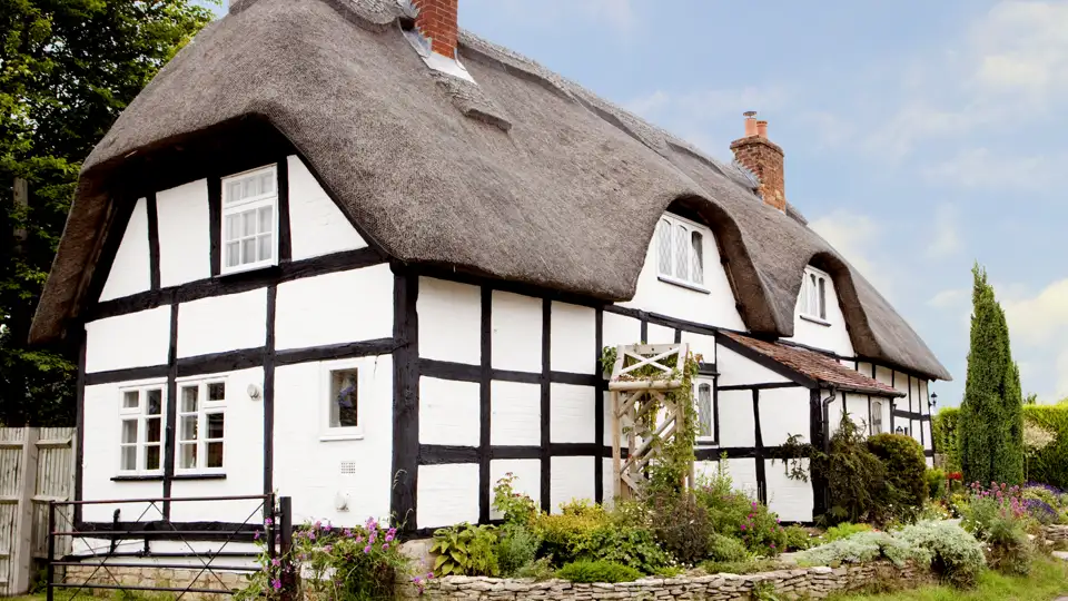 Auf unserer Busreise durch Südengland begegnen uns immer wieder die schönen alten Cottages.