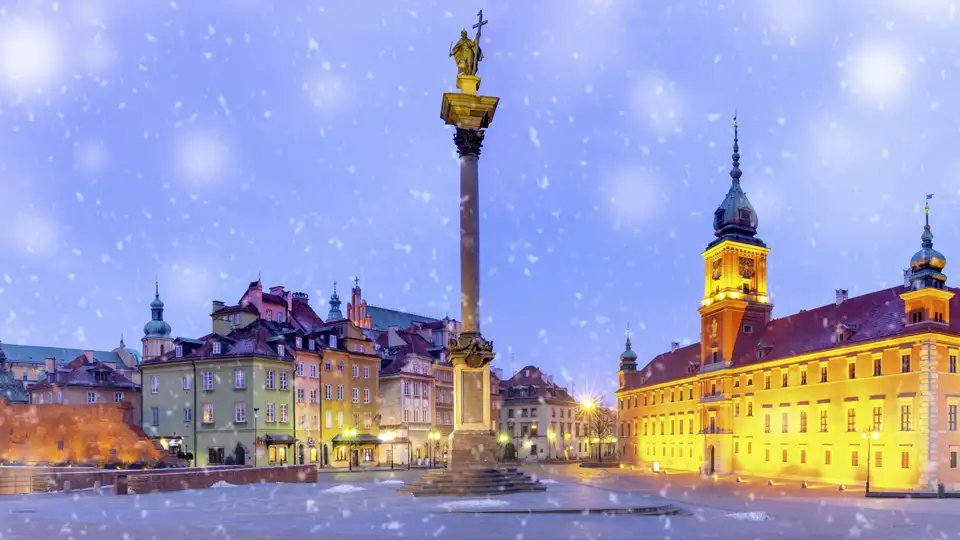 Während unserer Silvesterreise für Singles und Alleinreisende spazieren wir durch die Altstadt von Warschau, sehen die Sigismundssäule und das Schloss.