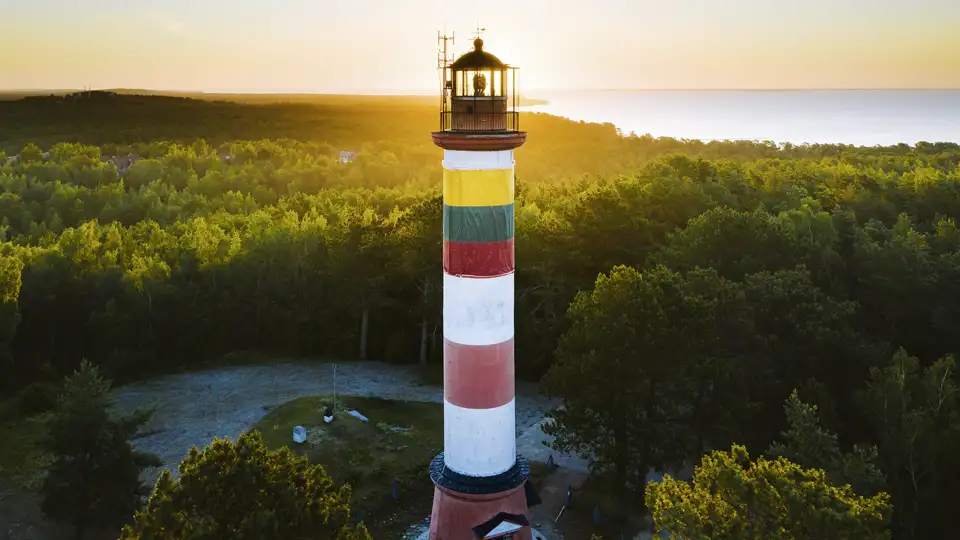 Erleben Sie auf dieser smart&small-Rundreise durch Lettland und Litauen stimmungsvolle Sonnenuntergänge, hier etwa auf der Kurischen Nehrung.