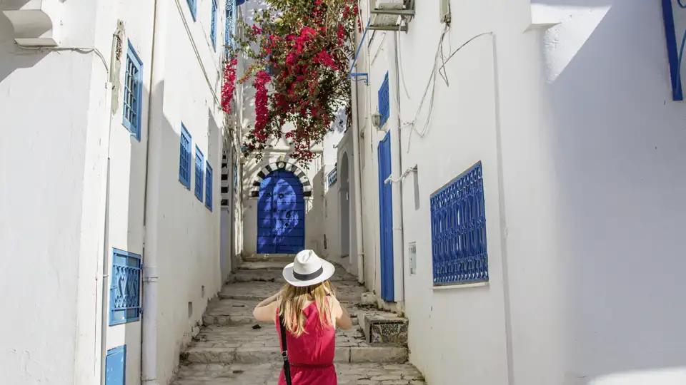 Auf unserer Gruppenreise mit Studiosus endecken wir die charakteristischen Gassen von Sidi Bou Said, mit weiß getünchten Wänden, blauen Fenstern und Türen, was ein Höhepunkt jeder Rundreise ist.