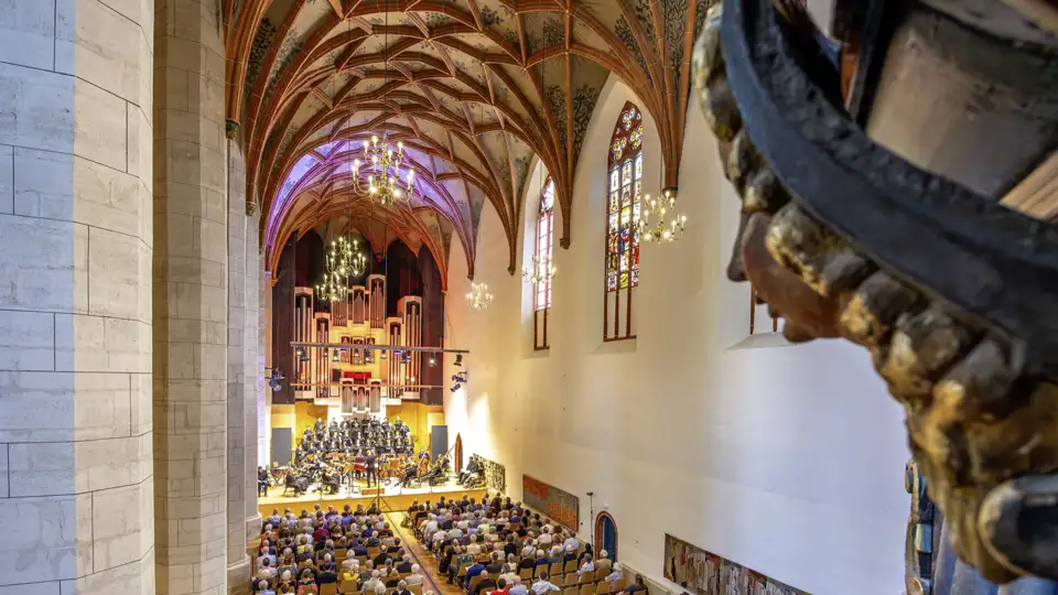 Orchester und Chor bei einem Konzert in der gotischen Konzerthalle Ulrichskirche in Halle (Saale), ein Higlight jeder Studiosus Gruppenreise