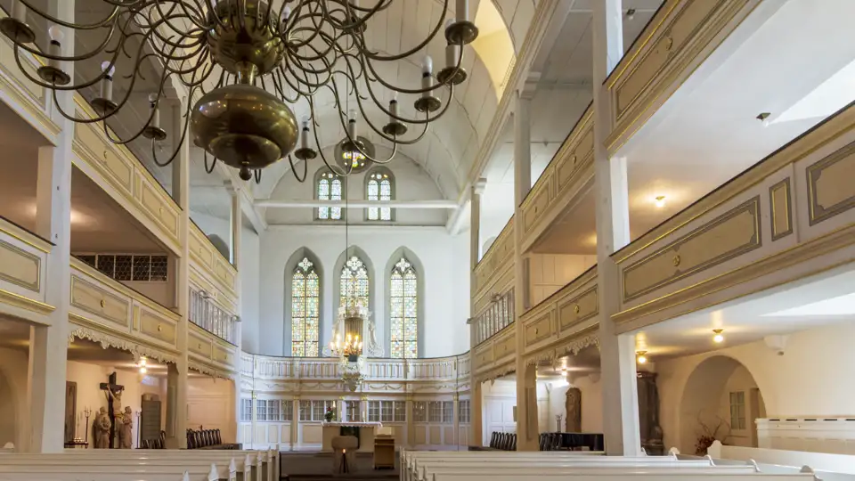 Auf unserer Gruppenreise mit Studiosus bewundern wir den hellenr Innenraum der Bachkirche in Arnstadt mit Blick auf den Altar und die Emporen, ein Highlight unserer Städtereise.