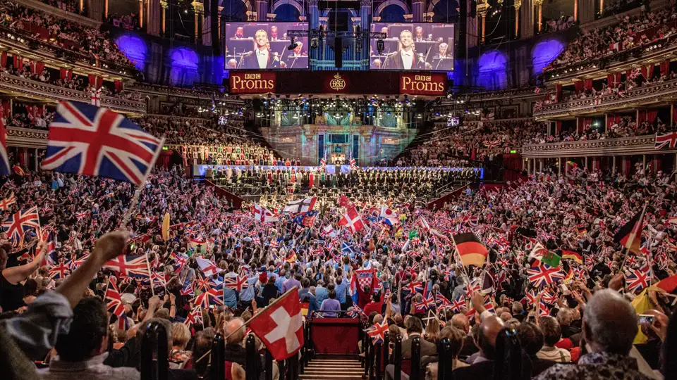 Begeistertes Publikum schwenkt Flaggen bei der Last Night of the Proms in der prachtvollen Royal Albert Hall in London, ein Highlight auf unserer Kultimer Eventreise.