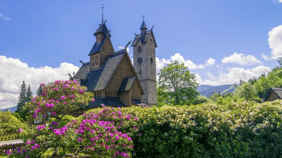 Auf unserer Reise ins Riesengebirge bewundern wir im Ferienort Karpacz am Fuß der Schneekoppe die Stabkirche Wang. Der preußische König Friedrich Wilhelm  ließ sie von Norwegen nach Karpacz bringen und wieder aufbauen.