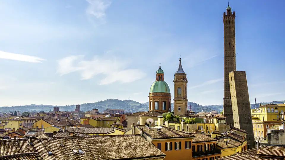 Genießen Sie das Panorama von Bologna mit den charakteristischen Türmen Asinelli und Garisenda sowie den Dächern der Stad während Ihrer Gruppenreiset
