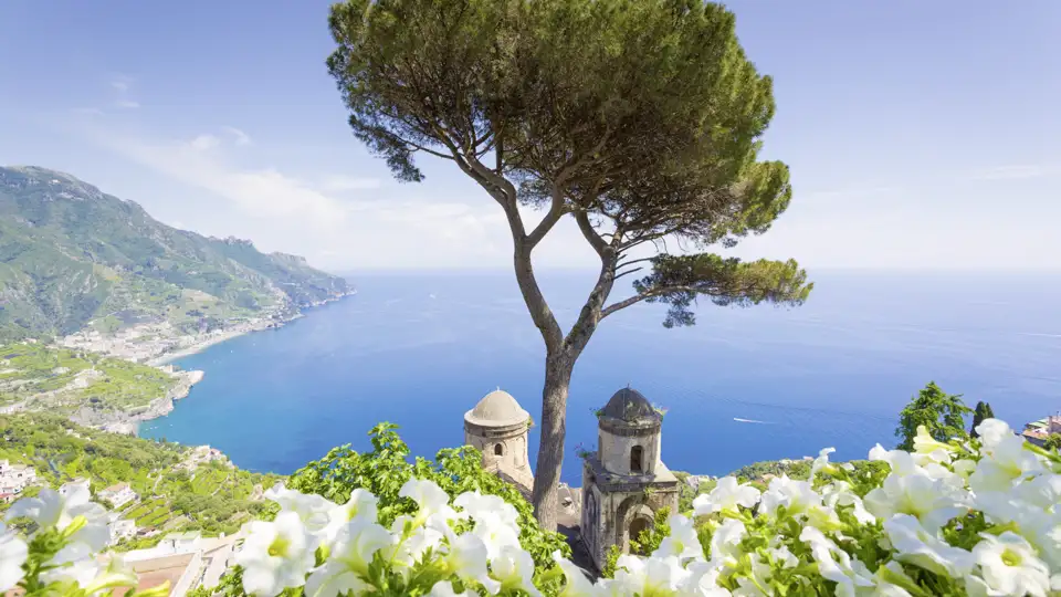 Auf zur herrlichen Amalfiküste! Auf unserer Gruppenreise mit Studiosus winden wir uns auf unzähligen Kurven nach Ravello, Im Garten der Villa Rufolo fand Richard Wagner Inspiration zu seiner Oper "Parsifal".